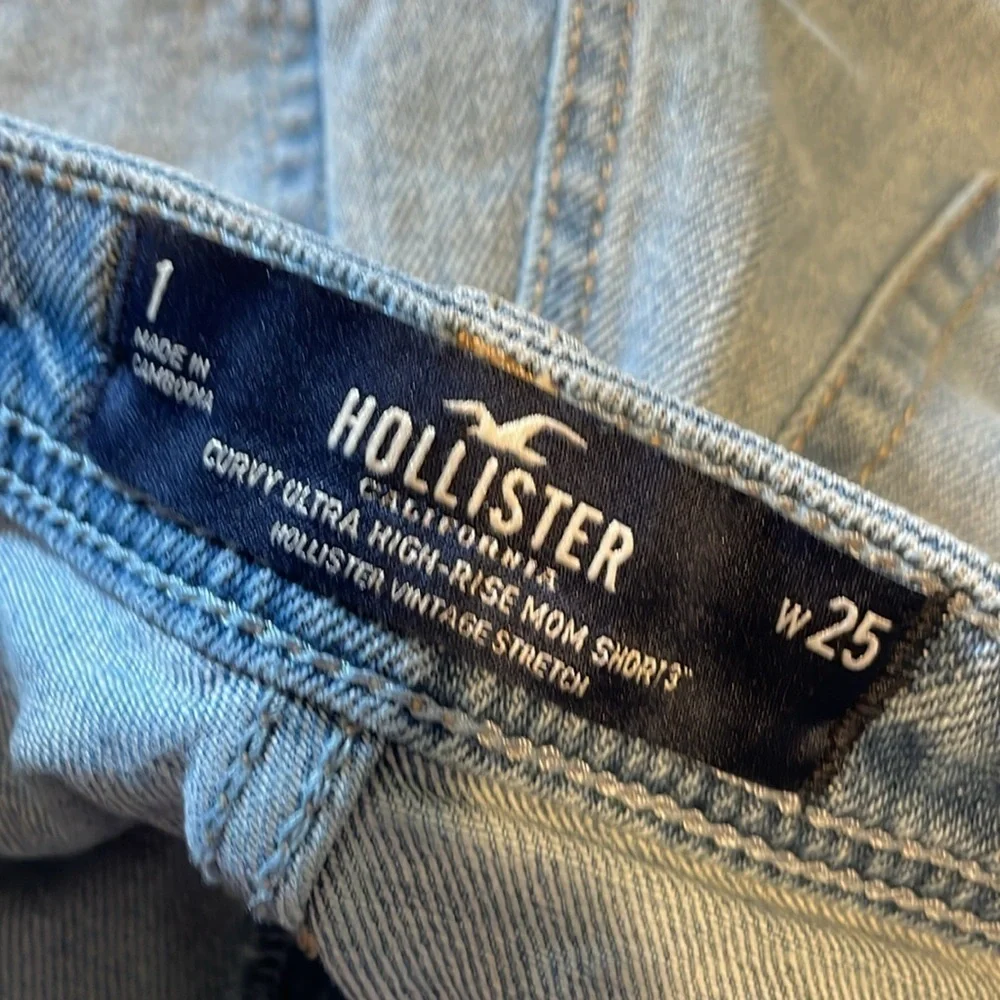 Hollister Curvy Ultra High Rise Button Fly Mom Jeans 1 / 25